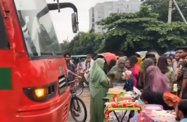 বাস যেন ভুল করে কেকের রাস্তায় চলে এসেছে