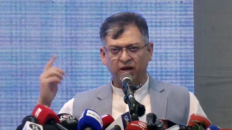 পুলিশের লাঠি নুরের পিঠ; এটা যেন বিশাল সম্পর্ক-যা বললেন সালাহউদ্দিন