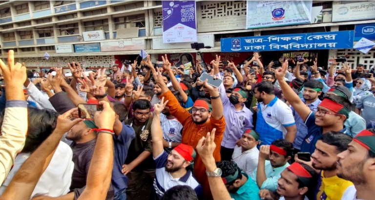 হাসিনা ও আসাদুজ্জামানের মৃত্যুদণ্ডের রায়ের খবরে ঢাবি শিক্ষার্থীদের আনন্দ মিছিল