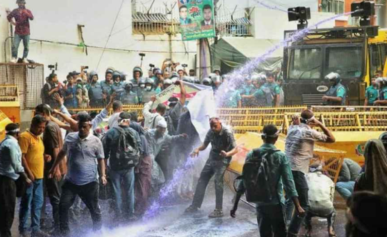 নন-এমপিও শিক্ষকদের উপর পুলিশের হামলা-আহত অনেকেই