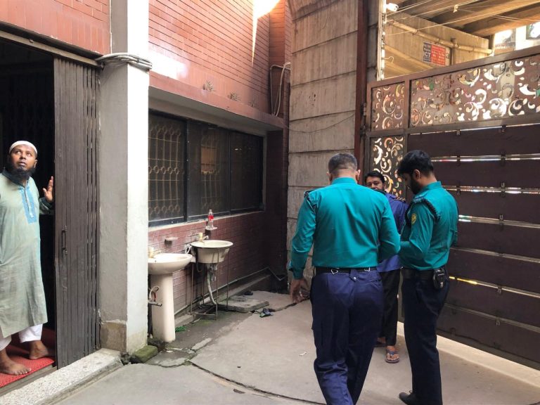 সিদ্দেশ্বরী কলেজে কক্টেল বিস্ফোরণ; আতঙ্কে ছাত্র-শিক্ষক