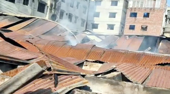 নারায়ণগঞ্জে মার্কেটে আগুন লেগে ভস্মীভূত ৩০ দোকান