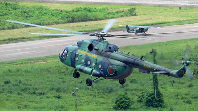 এভারকেয়ারের সামনে সেনা ও বিমান বাহিনীর হেলিকপ্টারের পরীক্ষামূলক অবতরণ